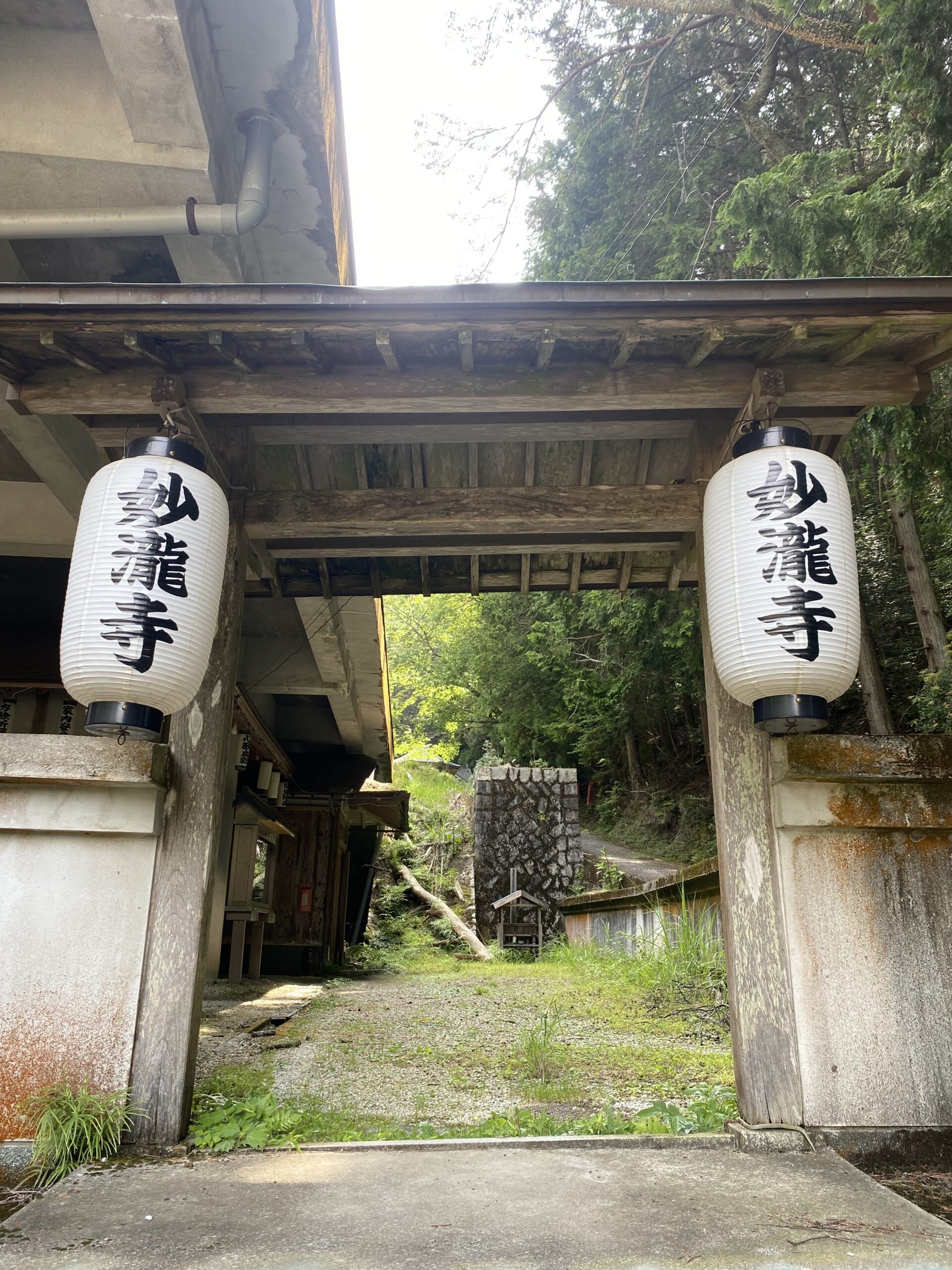 法華経の修法に基づいた除霊・浄化儀式を行う妙瀧寺の水野行清住職