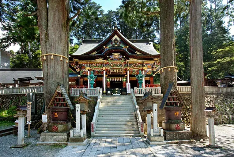 三峯神社の三ツ鳥居と狼の像（埼玉県秩父市・関東最強パワースポット・憑き物落とし）