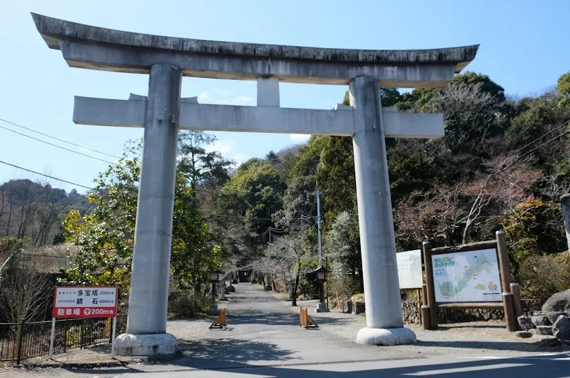 金鑚神社の鳥居と山（埼玉県神川町・自然崇拝・強力な浄化）