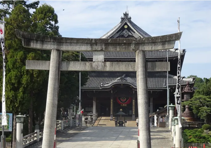 豊川稲荷の霊狐塚(愛知県豊川市・吒枳尼眞天・商売繁盛・災難除け)