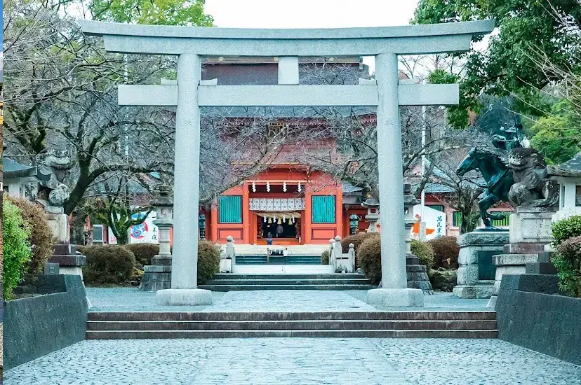 富士山本宮浅間大社の本殿と富士山（静岡県富士宮市・強力な浄化・湧玉池）